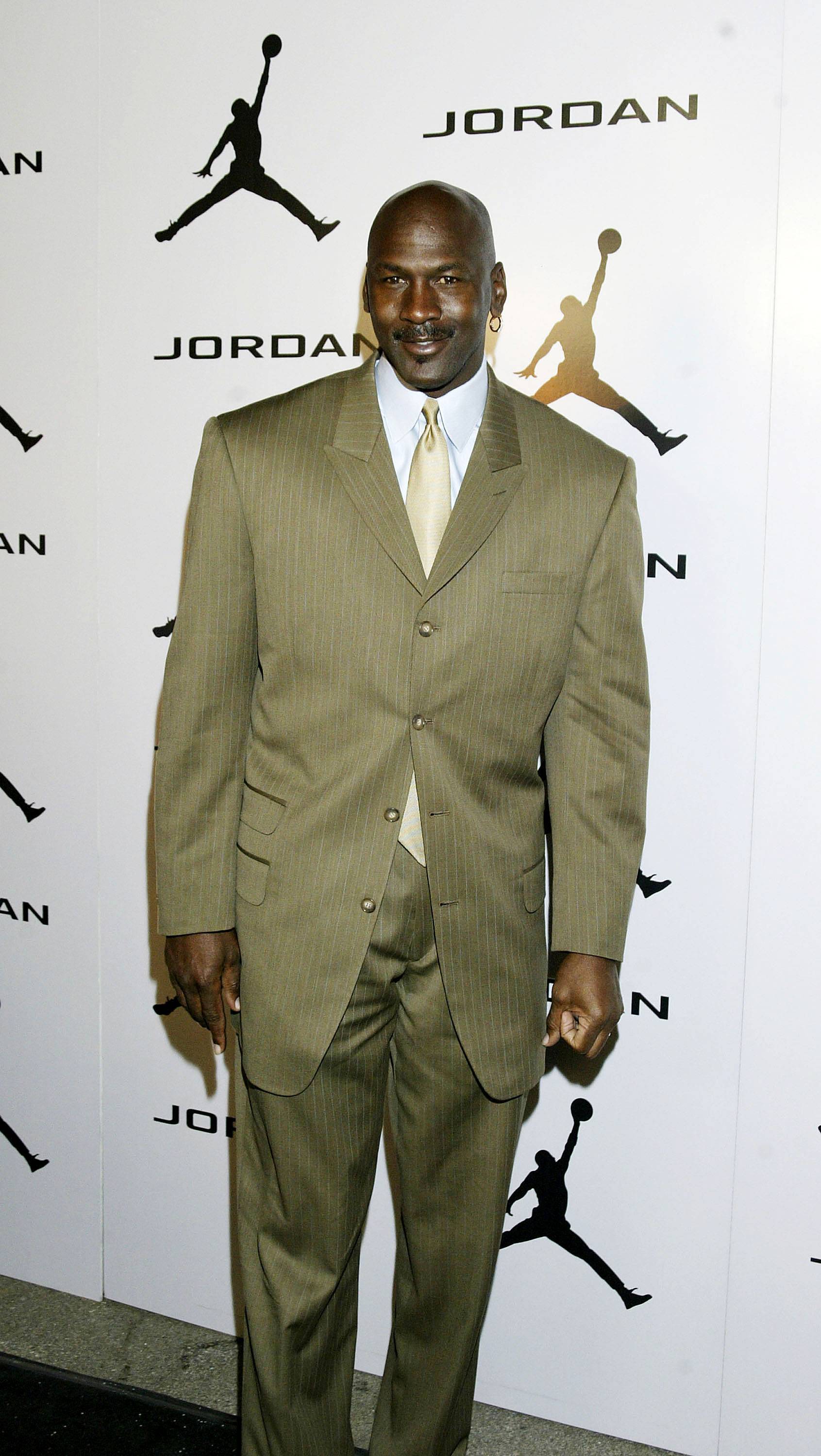 为什么michaeljordan穿的西装都这么大呢