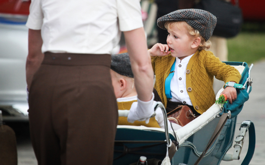 Kid_in_pram_-_Marc_3438349k