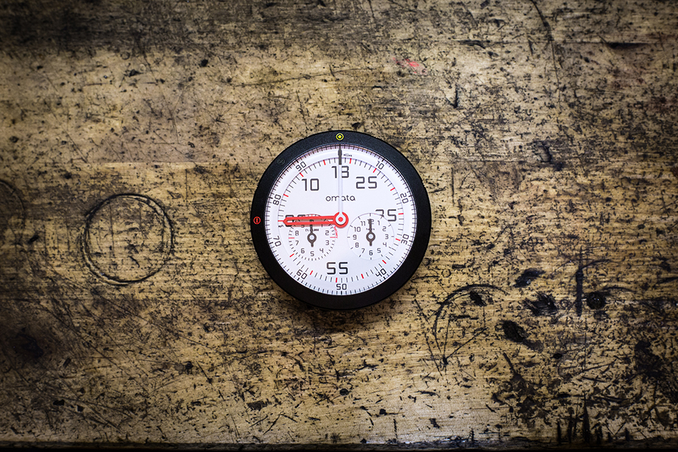 omata-one-analog-gps-speedometer-designboom-gallery06