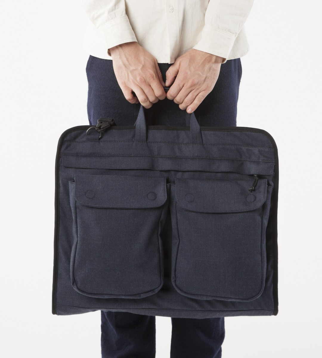 travelerbag_holdinghandlefront_cropped2_final_1