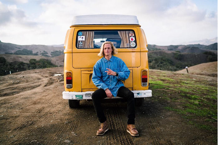 他开着一辆1976大众面包车 在全球寻找灵感