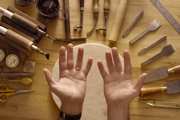 视频：如何亲手做一个手工皮革卡包