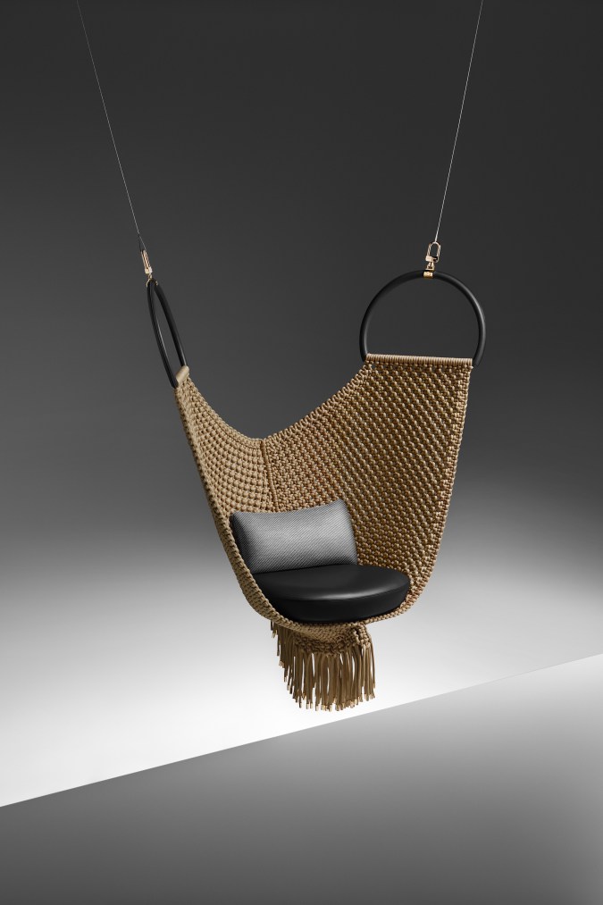 lifestyle_swing-chair_Patricia-Urquiola