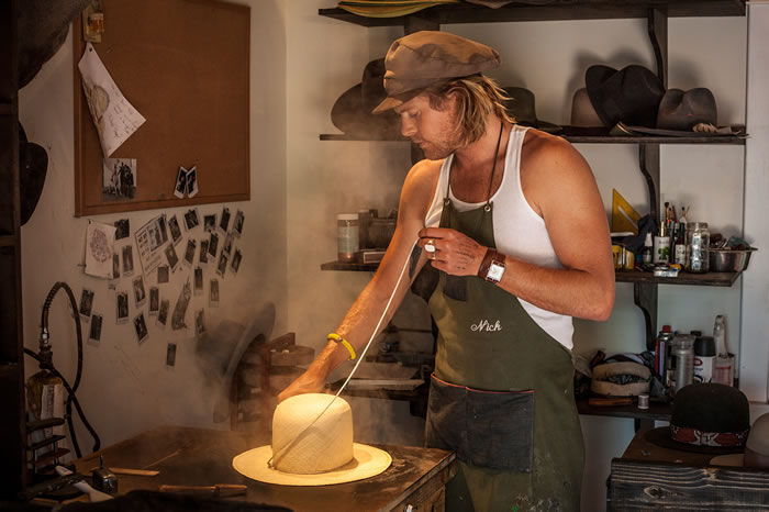 大明星指定帽子设计师 用火焰打造每款价值1000美金的礼帽