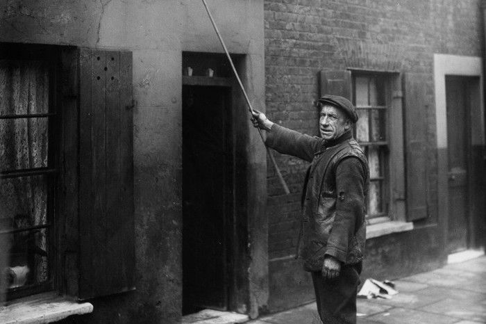 在上世纪闹钟还未普及的年代，叫人起床竟然是份正经工作？