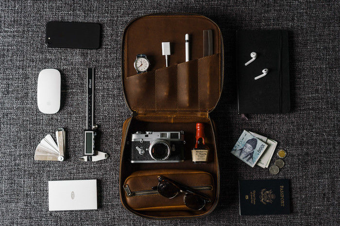 这款复古植鞣收纳包，将旅行物品整理在方寸之间