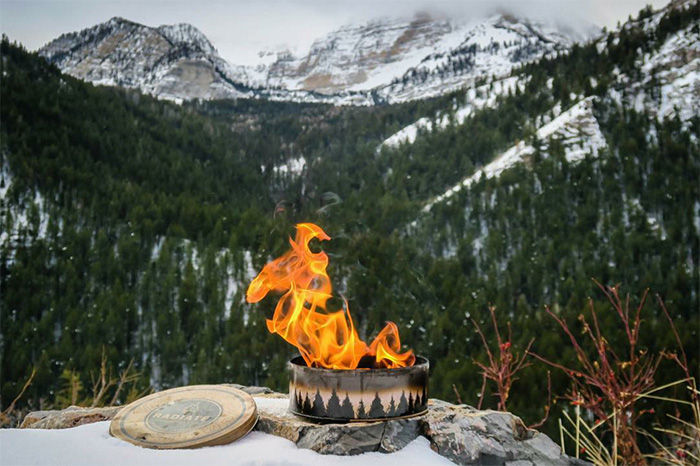 被雨淋湿还能一点即燃，这个罐装便携式营火有点厉害！