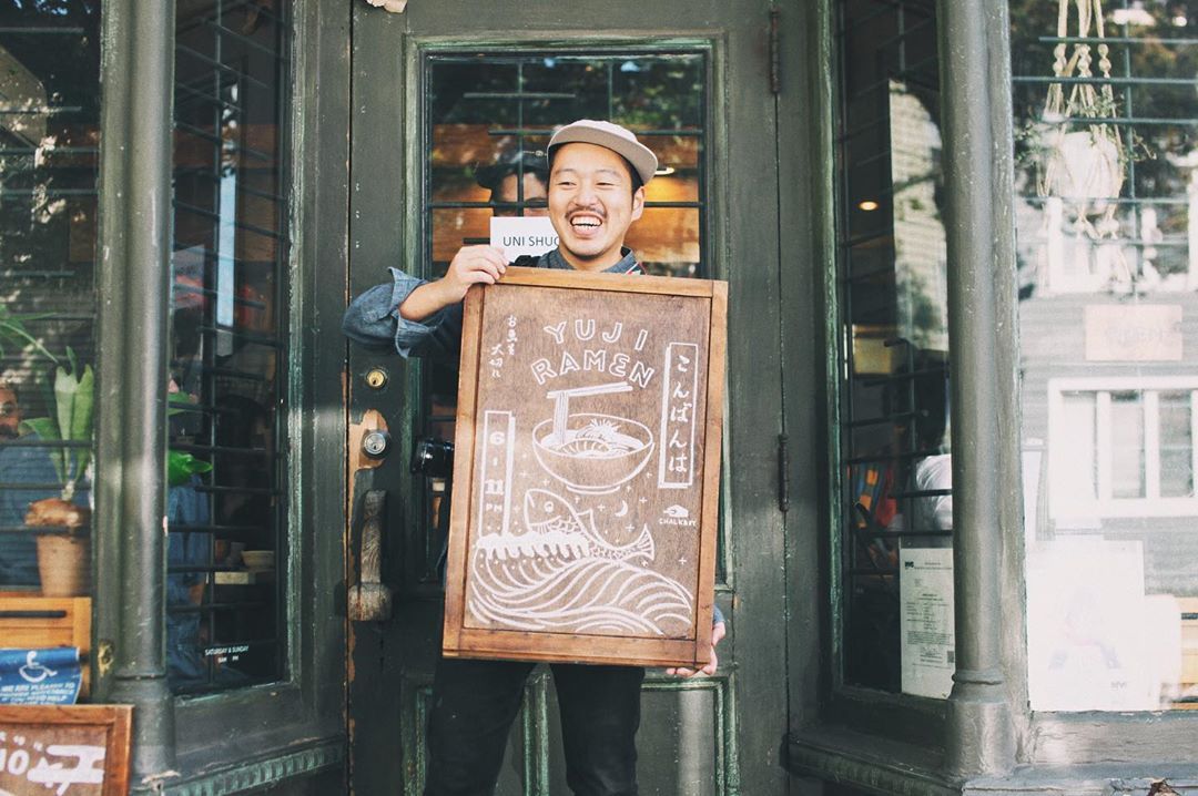 全球100+生活风格店铺的招牌, 都出自这位日本粉笔男孩的神手