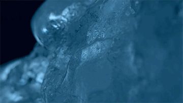 4K镜头下的冰团，散发出高冷的气质