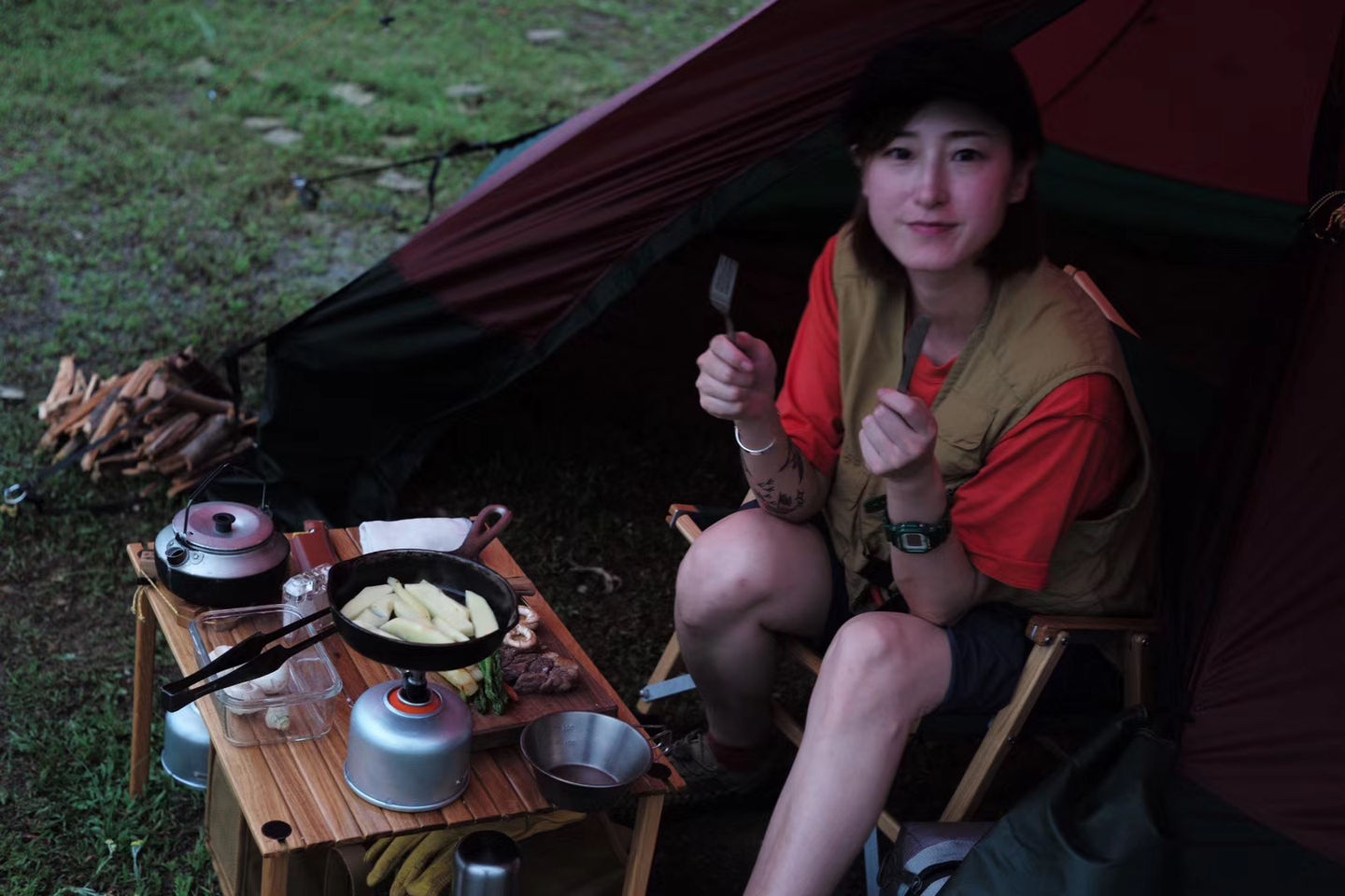 女子solo camp、湖畔雨中的轻型红帐篷和美味的煎牛排【 宅野日记 】vol.1