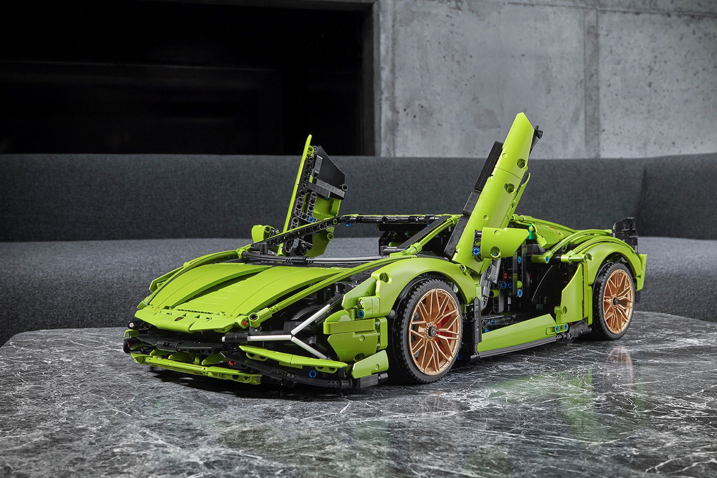 乐高携手兰博基尼一起为玩具打造一部炫酷短片