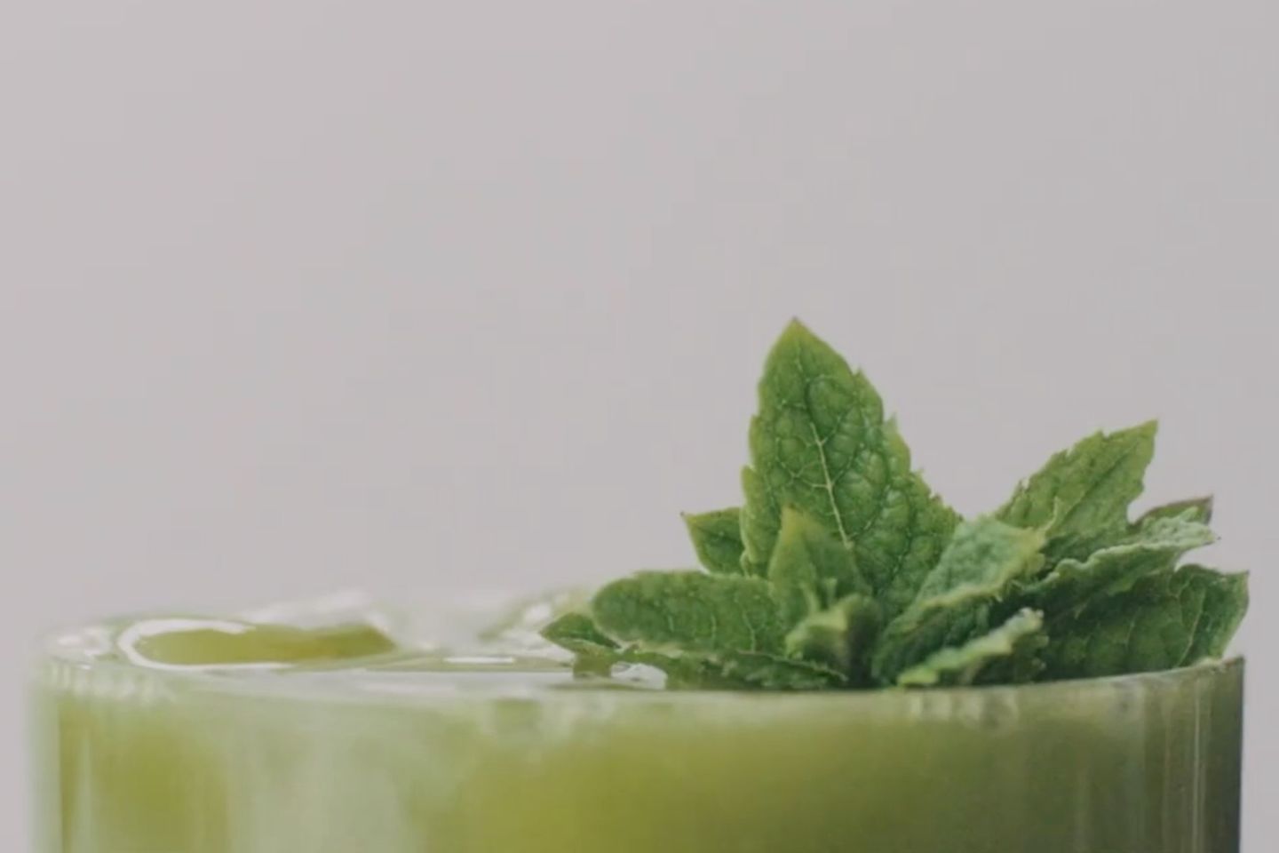 周末宿醉后的解酒配方：柠檬冰抹茶