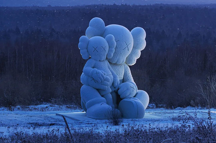 KAWS:HOLIDAY》登上长白山！ 展出首个COMPANION巨型雪雕创作