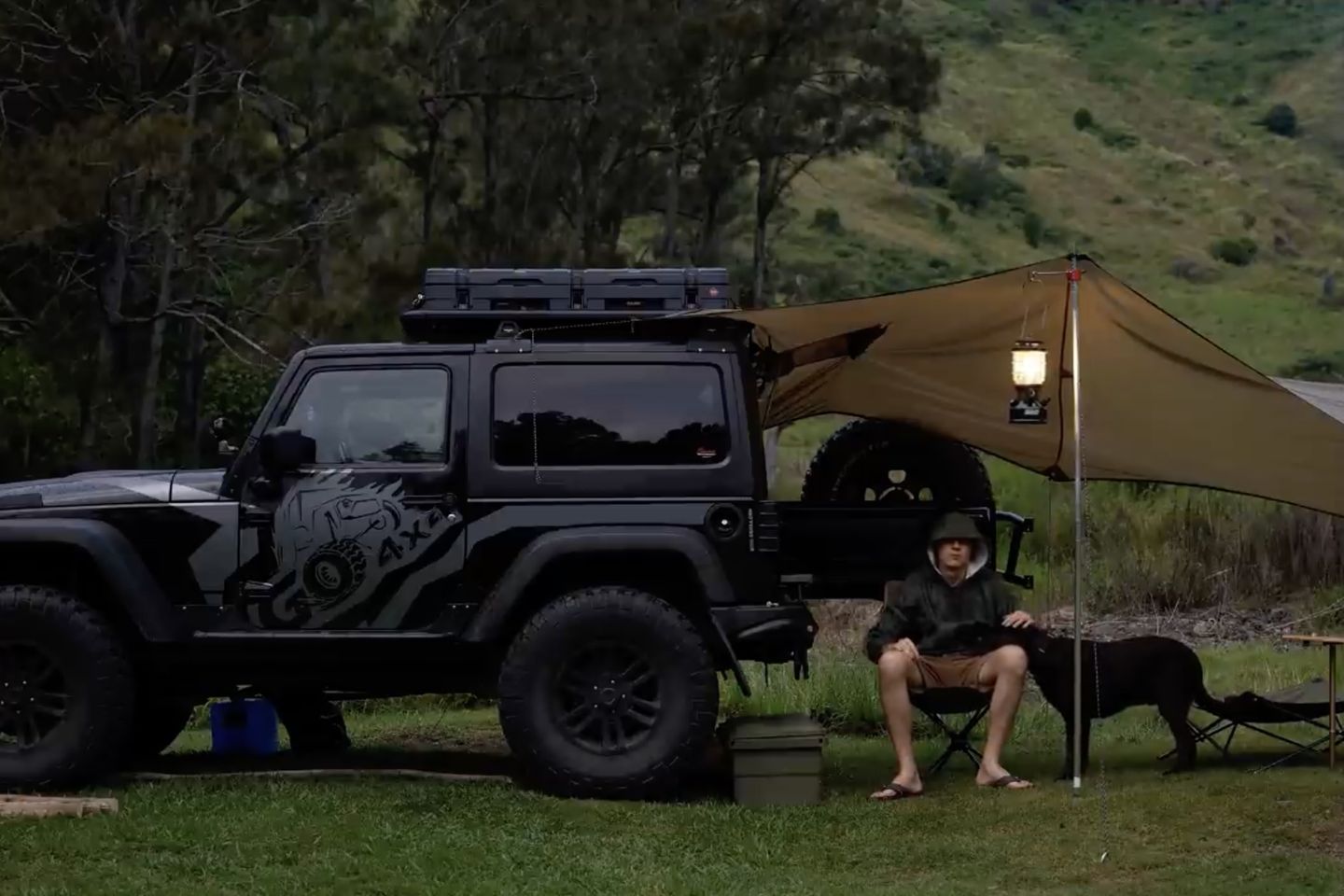 开着吉普牧马人来一场雨中露营，倾听大自然细细的雨声