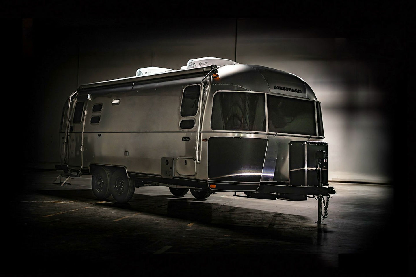 Airstream 亮相全新旗舰款拖车 Flying Cloud Midnight Flamingo