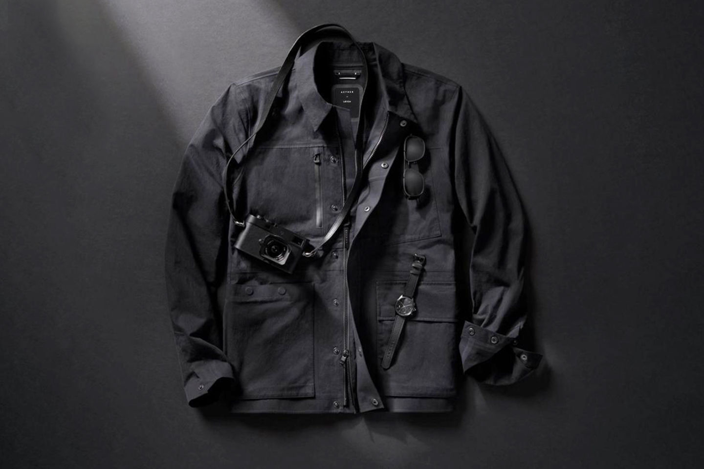 秉承单色美学，Aether x Leica 发布全新黑色款 Reporter Jacket
