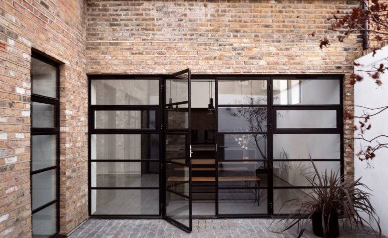 诺大的钢边落地窗，增加自然光照入室内的面积。