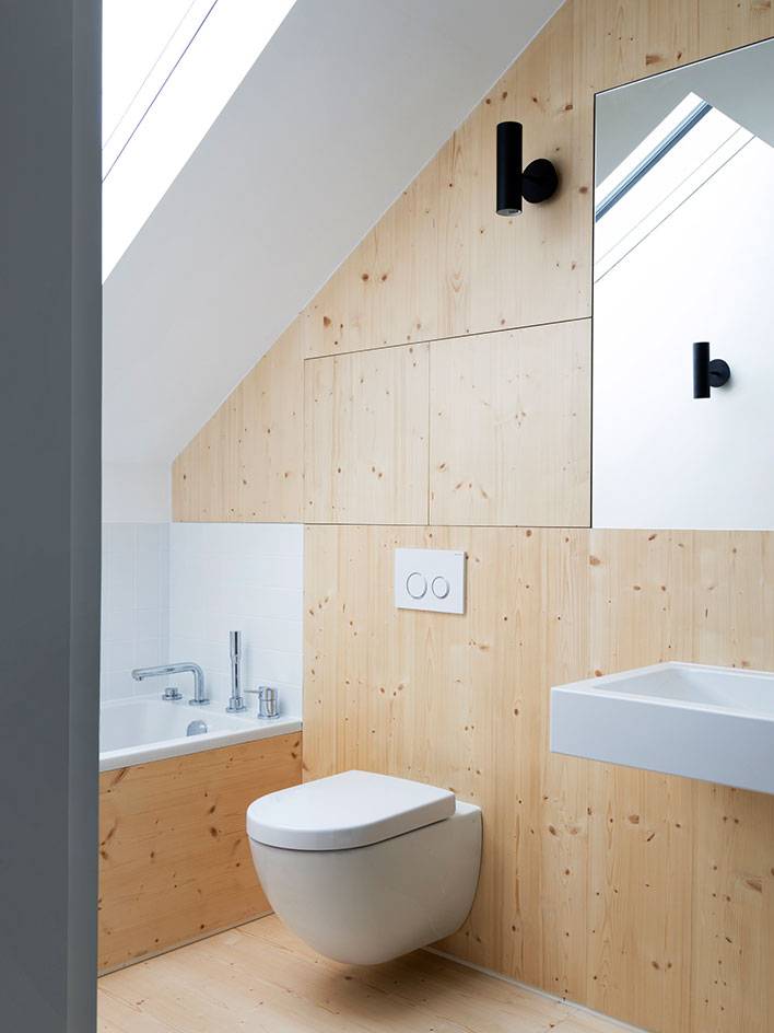 将难以运用的阁楼空间改造成拥有木材拼板墙壁的浴室