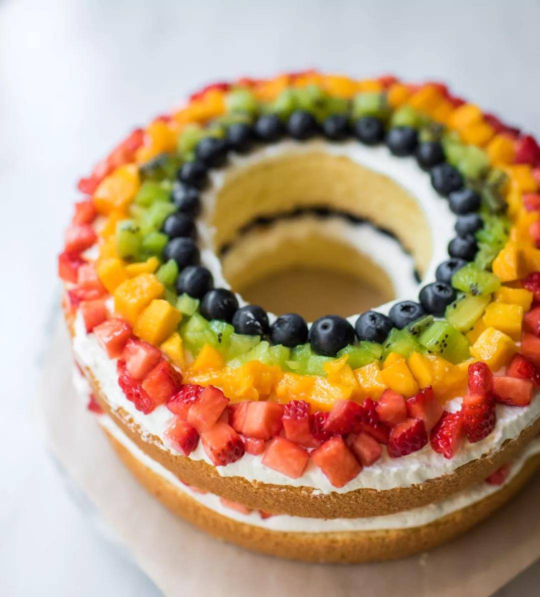 蛋糕/爱的彩虹-圆形水果蛋糕，新鲜水果装饰，拇指饼干围边 .适用于:恋情,生日,祝福,-七彩蛋糕