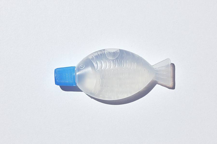 日本鱼型酱油瓶变身，装上抗菌液免费提供餐厅使用