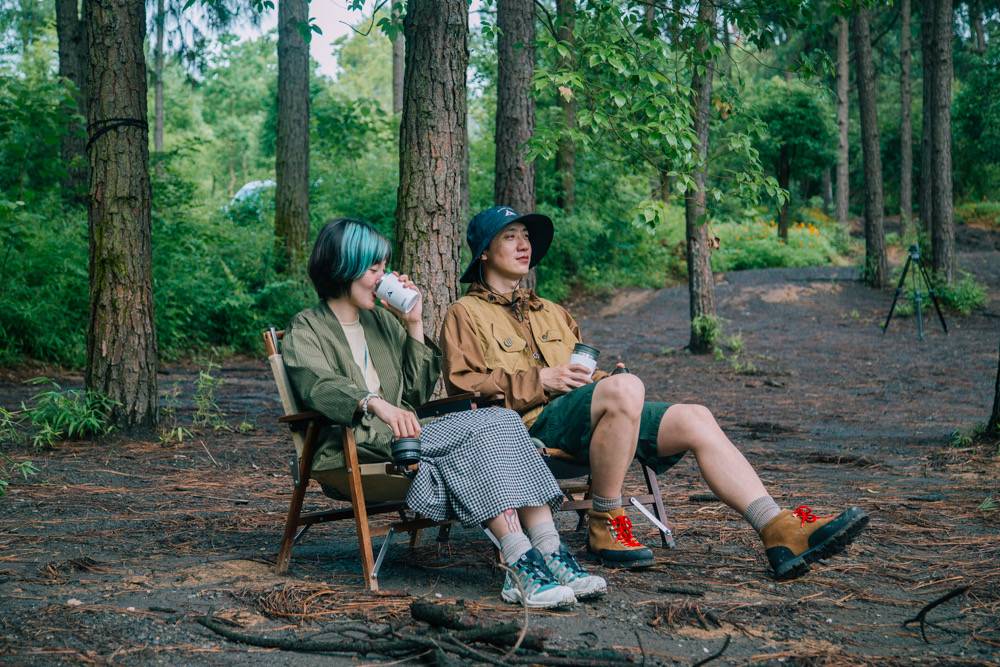 给自己放个假去森林体验咖啡露营，这两位时尚达人决定今日不营业