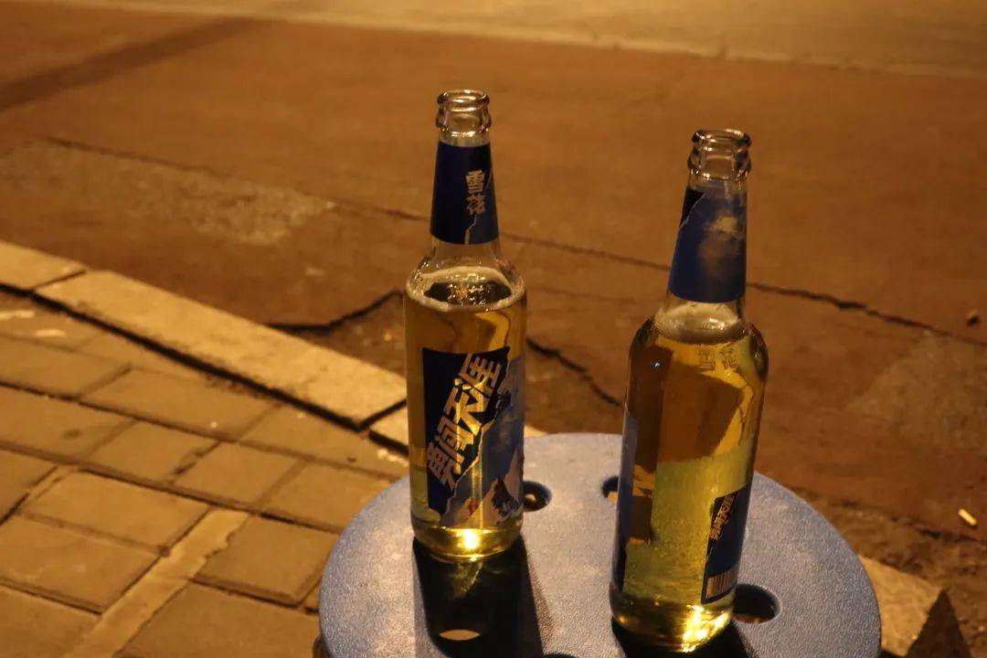 一个人路边喝酒的图片图片