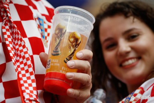 卡塔尔世界杯喝酒有多香？球迷：这杯酒比巴西的胜利还甜！