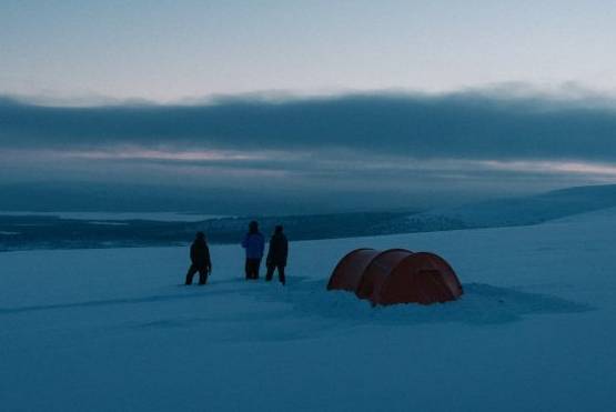 跟着北极狐学习如何在冬季户外条件下搭帐篷
